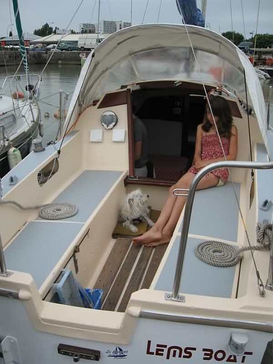 peinture pont 2008b 011.jpg - le vaste cockpit bien défendu avec une aération pour le coffre babord ( évacue les odeurs d'essence ), un très solide callebotis épais au sol qui permet d'avoir toujours les pieds au sec